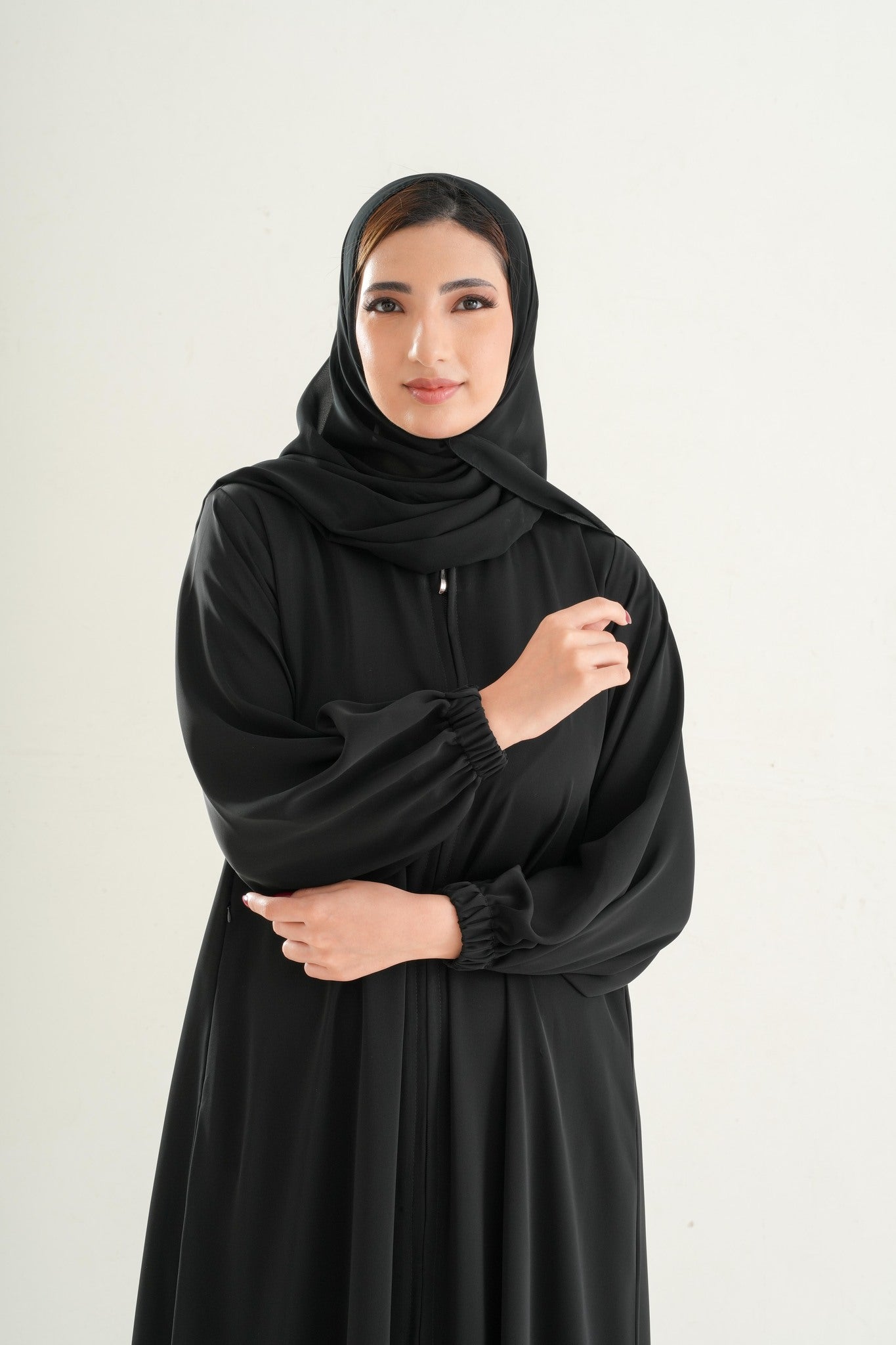 Front view of Premium Umrah Abaya Model U103 in black