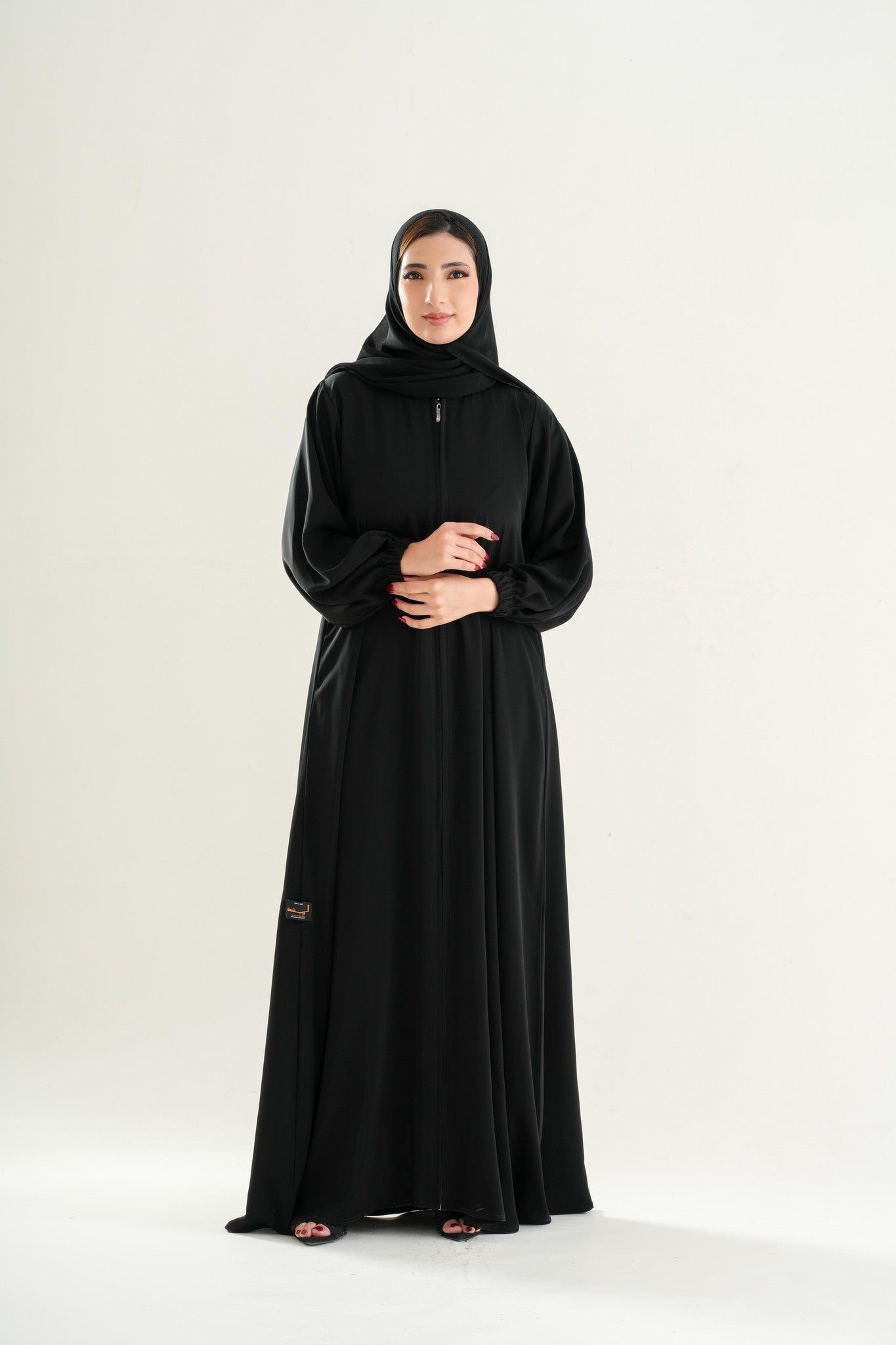 Premium Umrah Abaya Model U103 with full front zipper and elastic sleeves in black, made in UAE