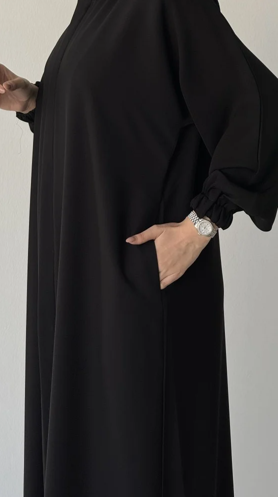 عباءة عمرة سوداء رقم ١٠١ بأكمام بسحاب وجيوب - ذا ريشة
