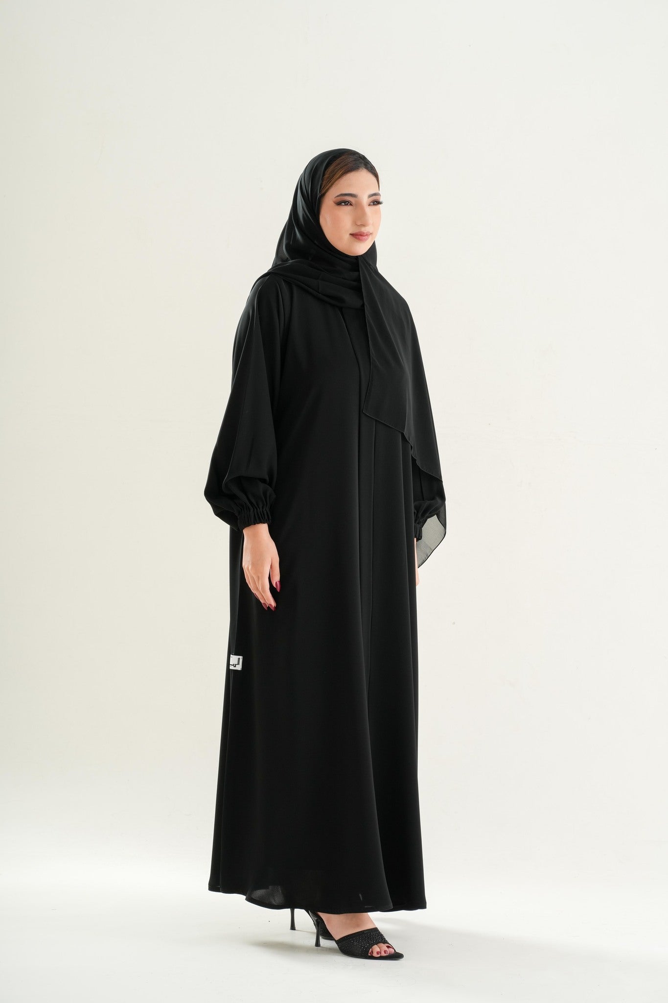 u104-umrah-abaya-covered-front-zipper-black-front