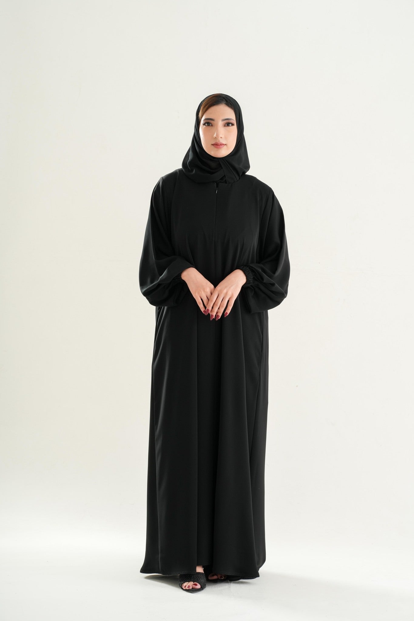 u105-umrah-hajj-abaya-black-front