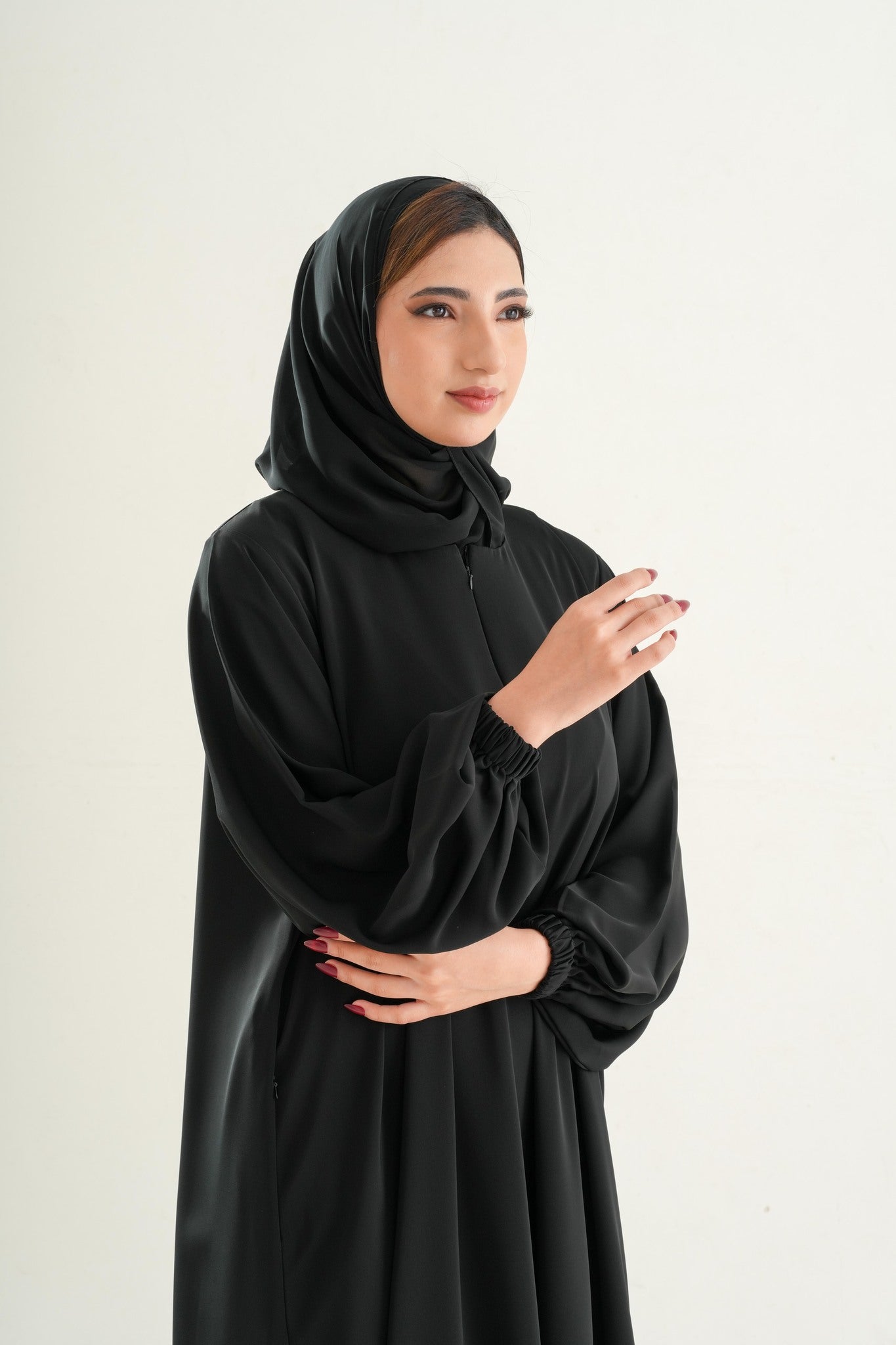 u105-umrah-hajj-abaya-black-side-view